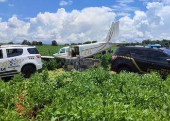 FAB força pouso de aeronave suspeita em plantação de soja e acha carga de R$ 15 milhões de cocaína
Foto: PF