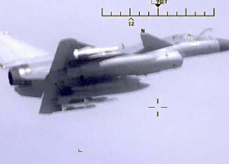 DoD mostra um caça chinês durante a realização de uma interceptação coercitiva e arriscada contra um ativo americano que opera legalmente no Mar da China Oriental.