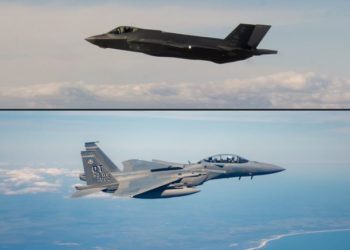 Um F-35A (acima) e um F-15EX (abaixo). (Imagens via DVDS)
