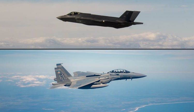 Um F-35A (acima) e um F-15EX (abaixo). (Imagens via DVDS)