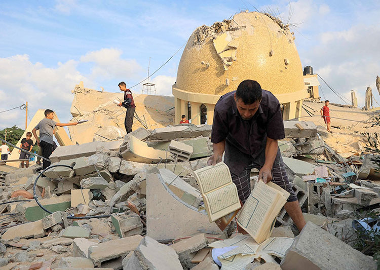 Pessoas examinam as ruínas de uma mesquita destruída por ataques aéreos israelenses em Khan Yunis, sul da Faixa de Gaza, Palestina, 8 de outubro de 2023. (Foto AFP)