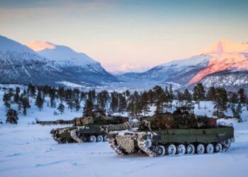 Dois tanques Leopard no campo de tiro de Setermoen durante Cold Response 2014. (Marius Kaniewski, Forças Armadas Norueguesas)