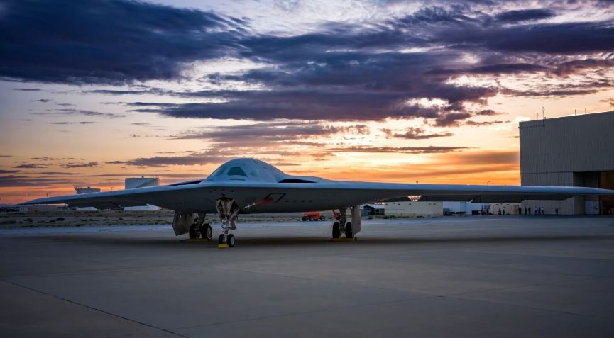 B-21 Raider, America's newest stealth bomber flies for the first time ...