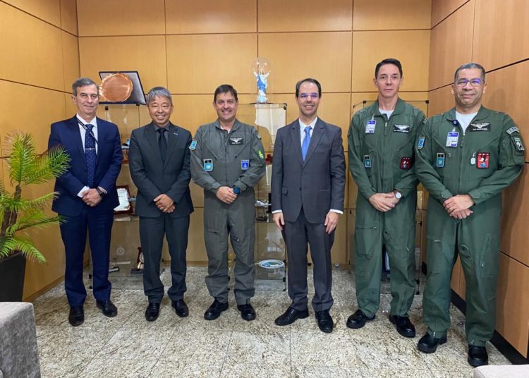 Julio Shidara e José Serrador com representantes do Comando da Aeronáutica, em Brasília (Divulgação/AIAB)