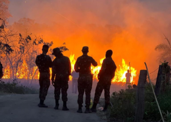 Militares do 2º Pelotão Especial de Fronteira / Fortuna combatem incêndio em terra indígena