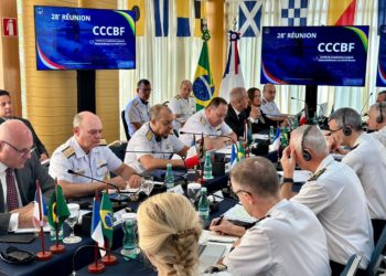 Almirante de Esquadra Petronio, General  Gaël e comitivas durante a 28ª Reunião do CCCBF