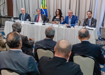 Anúncio dos novos contratos da FINEP; ao centro, a ministra Luciana Santos (Divulgação/MCTI)