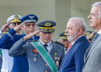 Comandantes da 3 Forças com o presidente Lula e o MD José Mucio