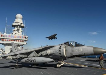 Porta Aviões Cavour e sua frota de jatos Harrier participam de exercício Operation Prosperity Guardian