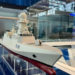 Modelo de fragata multirole FCX30 da Fincantieri em exibição no World Defense Show - Foto: Breaking Defense