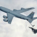 Aeronave KC-135 Stratotanker reabastecendo no ar um caça F-16