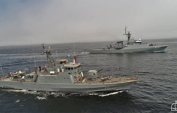 PASSEX entre o NS “Brendan Simbwaye” (P11) e o Navio-Patrulha Oceânico “Araguari” (P122) – Imagem: Marinha do Brasil
