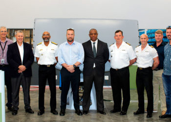 Representantes seniores da Marinha Sul-Africana e membros da equipe Radar da HENSOLDT