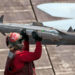 Tripulante do USS Dwight Eisenhower instala um míssil AIM-9X em um F-18 Super Hornet