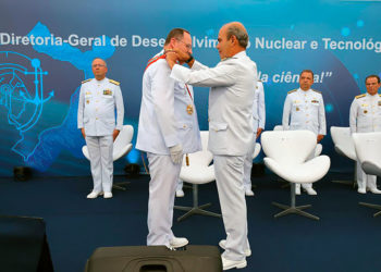 Almirante Rabello sendo condecorado pelo Comandante da Marinha com a Comenda da Ordem do Mérito Naval no Grau Grã-Cruz