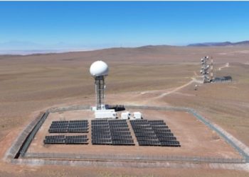 ©Thales - Estação radar de controle de tráfego aéreo da Thales montada com um radar STAR NG e um radar RSM, 100% movida a energia solar