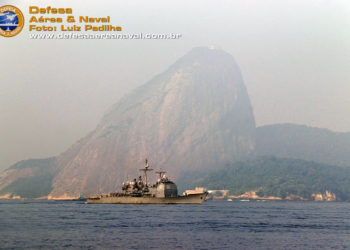 O USS Leyte Gulf chegando ao Rio de Janeiro em uma manhã nublada com o Pão de Açucar ao fundo.