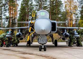 Caça sueco Gripen em "operações dispersas"