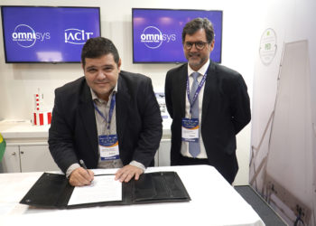 Gustavo de Castro Hissi, diretor de Marketing e Vendas da IACIT (à esquerda), ao lado de Luciano Macaferri Rodrigues, diretor-geral da Thales no Brasil, durante assinatura do MoU (Divulgação/IACIT)