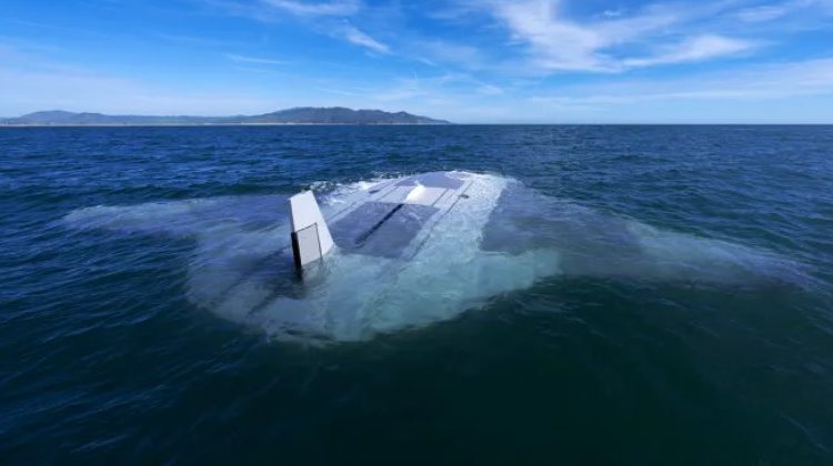 UUV Manta Ray durante o teste na costa do sul da Califórnia. Esta imagem mostra, pela primeira vez, a seção traseira do UUV parcialmente submerso (DARPA)