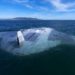 UUV Manta Ray durante o teste na costa do sul da Califórnia. Esta imagem mostra, pela primeira vez, a seção traseira do UUV parcialmente submerso (DARPA)