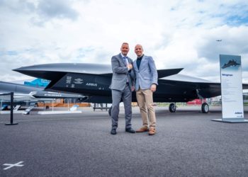 Michael Schoellhorn, CEO da Airbus Defense and Space e Gundbert Scherf, co-CEO em Helsing, em frente ao modelo Wingman da Airbus
