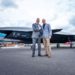 Michael Schoellhorn, CEO da Airbus Defense and Space e Gundbert Scherf, co-CEO em Helsing, em frente ao modelo Wingman da Airbus