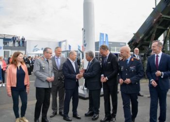 O chanceler alemão Olaf Scholz se reúne com funcionários da IAI no Berlin Air Show em 5 de junho de 2024. (IAI)