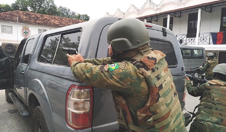 Militar durante instrução prática