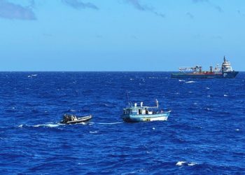 Equipe de Inspeção Naval do NPaOc “Apa” a bordo da embarcação pesqueira