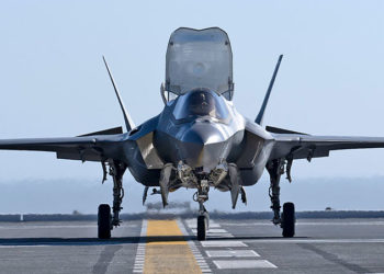 Um F-35B pousa a bordo do destróier
 japonês classe Izumo JS Kaga (DDH-184) pela primeira vez em 20 de outubro de 2024. (Foto Darin Russell.)