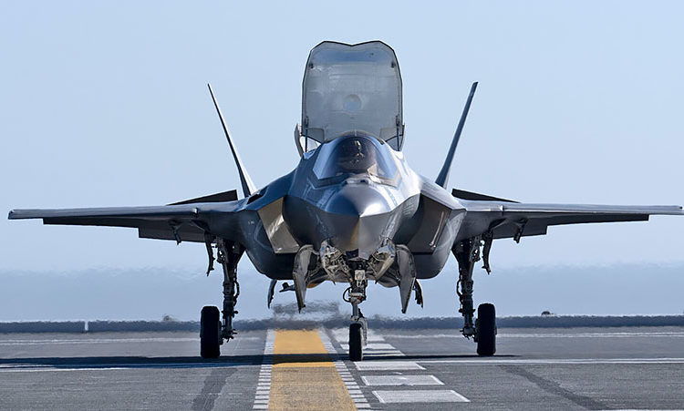 Um F-35B pousa a bordo do destróier
 japonês classe Izumo JS Kaga (DDH-184) pela primeira vez em 20 de outubro de 2024. (Foto Darin Russell.)