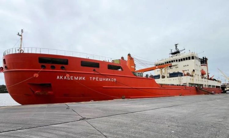 Navio Quebra-Gelo Akademik Tryoshnikov