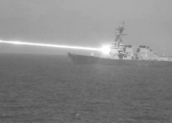 US Navy testa seu sistema de armas laser High Energy Laser Integrated Optical Dazzler and Surveillance (HELIOS) a bordo do destróier USS Preble,- Foto DoD