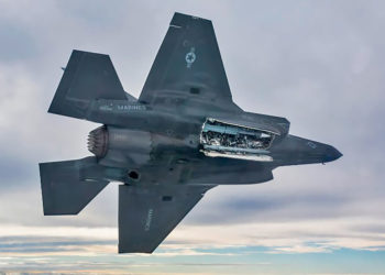 F-35B BF-18, pilotado pelo Tenente-Comandante da Marinha Real Nicholas Baker, com um Meteor e um AMRAAM vistos no compartimento de armas. Foto: Dane Wiedmann