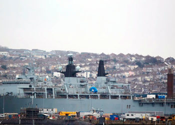 HMS Bulwark já fora do dique-seco após sua manutenção. Foto: K Clarke