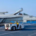 Caça F/A-18 Super Hornet e um trator reboque no convoo