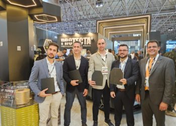 Da esquerda para a direita: Carlos Miguel Costa Mota (Beyond Composite), Miguel Rocha Felgueiras de Souza Malheiro (Surforma), Fernando Eduardo Macedo da Cunha (Beyond Composite), Victor Gallo, CEO Grupo Protecta e Christian Callas, Conselheiro Grupo Protecta
