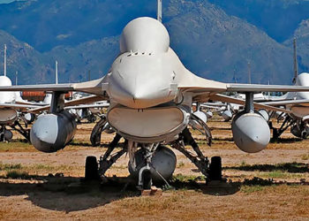 Caças F-16 em AMARG - Foto:  Sgt. Desiree N. Palacios