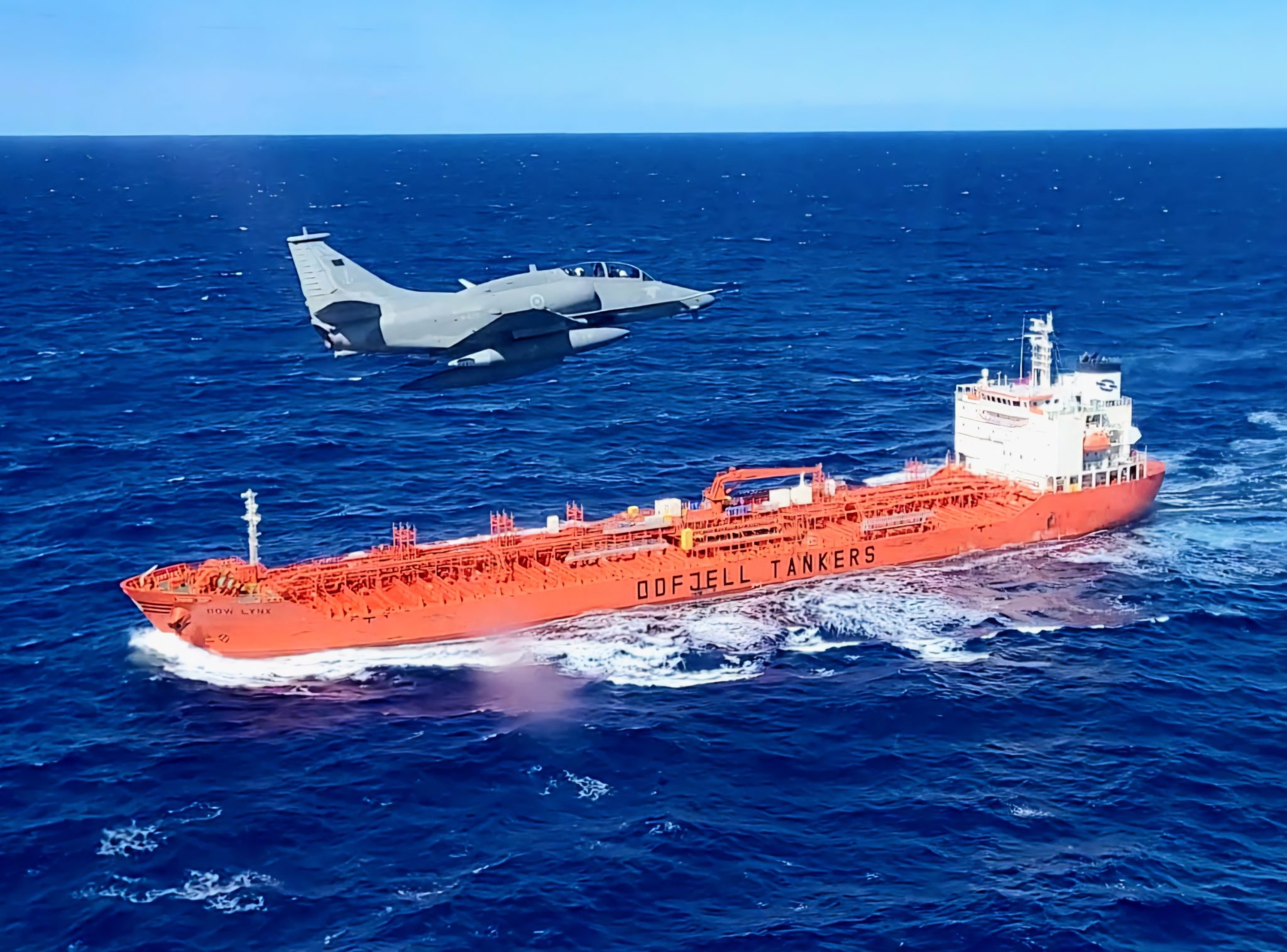 FT-01-Avi%C3%B5es-AF-1-sobrevoam-navio-mercante-em-%C3%81guas-Juridicionais-Brasileiras-scaled.jpg