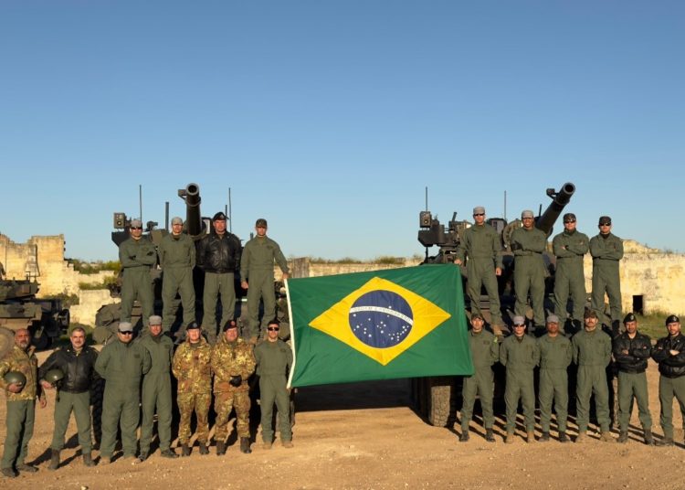Militares-brasileiros-participam-de-instruo-de-tiro-com-a-VBC-Cav-Centauro-II-na-Itlia-750x536.jpg