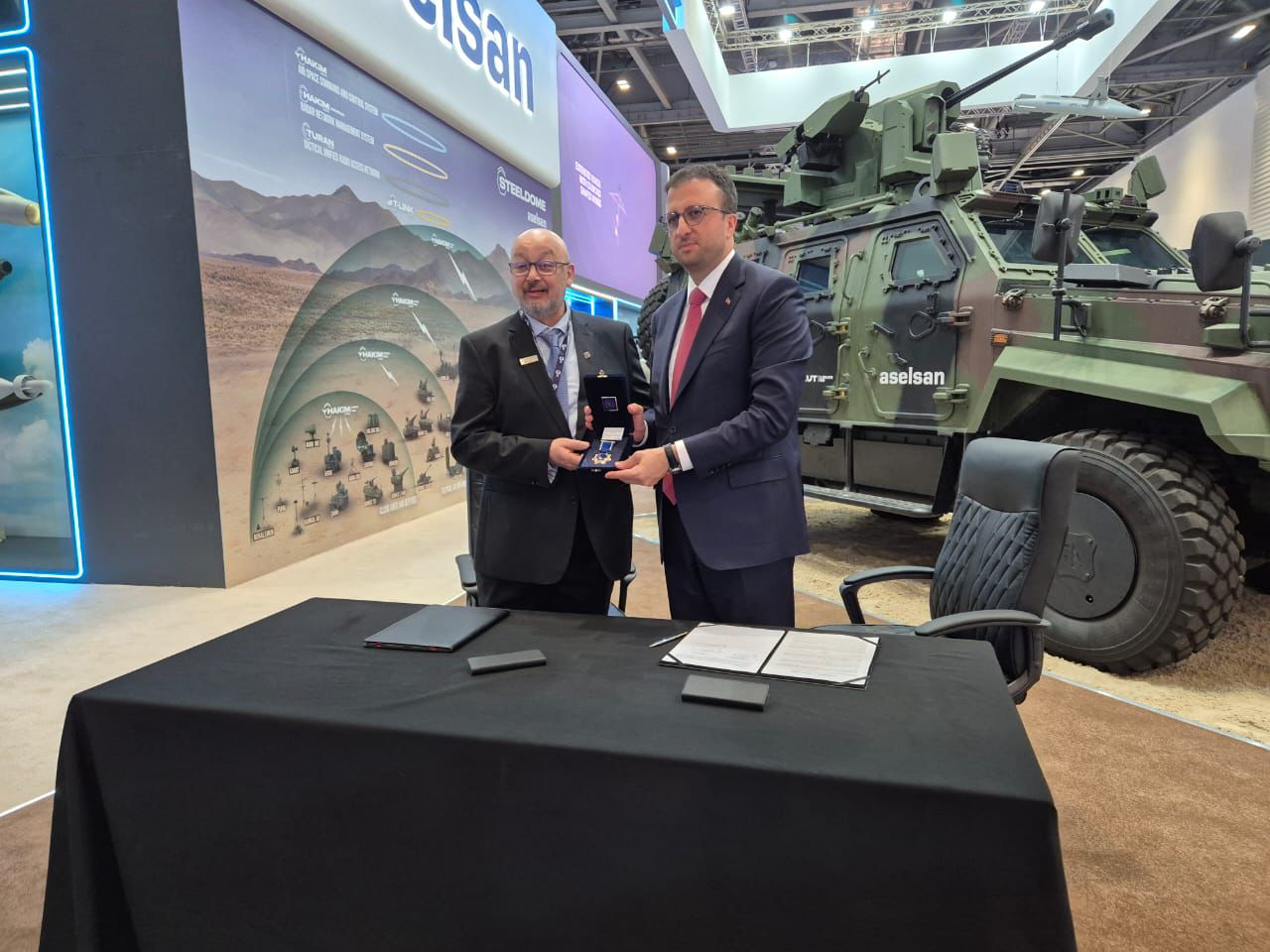 Cesar-Silva-CEO-da-Akaer-e-Ahmet-Akyol-CEO-da-ASELSAN-assinam-MoU-2.jpg