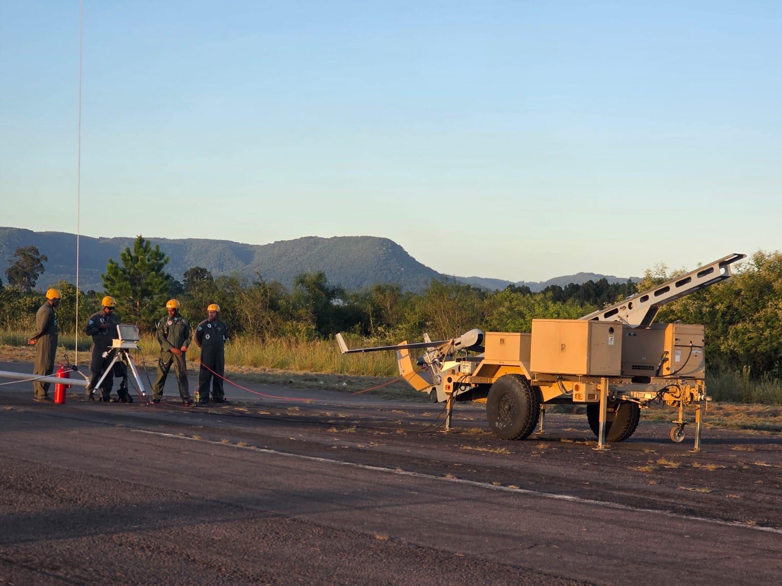 Foto-Principal-MIlitares-do-EsqdQE-1-se-preparam-para-lan%C3%A7amento-do-RQ-1-Scanneagle.jpeg