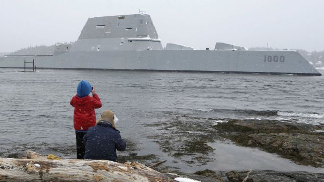 O USS Zumwalt durante um teste no dia 21 de março nas águas do rio Kennebec, no Maine, noroeste dos EUA (Foto: AP)