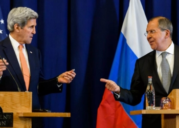 O secretário de Estado americano, John Kerry, e o ministro russo das Relações Exteriores, Sergey Lavrov, anunciam acordo sobre a Síria em Genebra, na Suíça, na sexta (9) (Foto: Fabrice Cofrini/AFP)