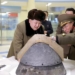 Líder norte-coreano, Kim Jong Un, olhando peças de míssil em Pyongyang.   15/03/2016      REUTERS/KCNA/File Photo