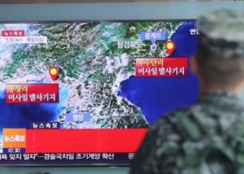 Soldado sul-coreano visto em Seul assistindo reportagem na TV sobre teste nuclear do Norte.    09/09/2016         Kim Ju-sung/Yonhap via REUTERS