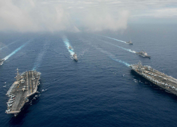 O porta-aviões USS John C. Stennis e USS Ronald Reagan participar em exercícios militares no Mar das Filipinas, 18 de junho de 2016. Jake Greenberg Reuter
