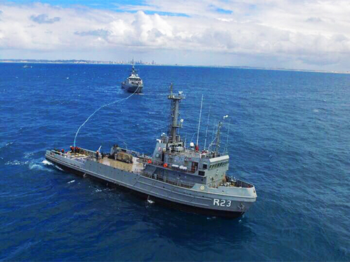 Navio Patrulha Oceânico “Araguari” realiza exercício com o Rebocador de Alto-Mar “Triunfo”