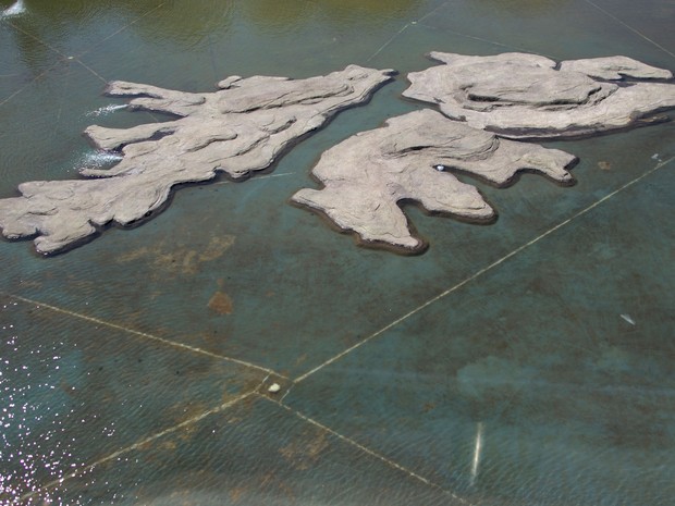Rochas no formato das ilhas no Museu das Malvinas, em Buenos Aires (Foto: AP Photo/Natacha Pisarenko)